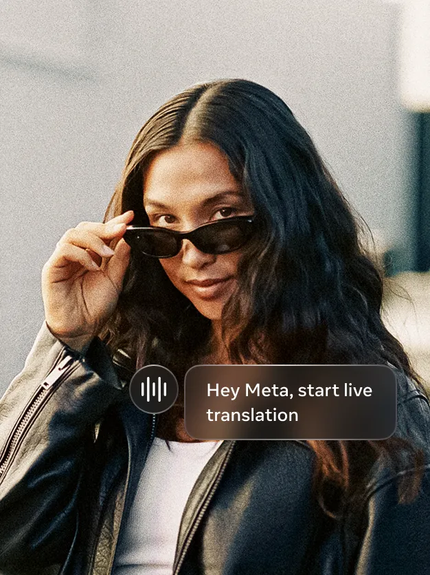 Una mujer que lleva puestos los lentes Meta Starfire Kylie Edition con una burbuja de Meta AI simulada que dice "Hey Meta, inicia la traducción en tiempo real".