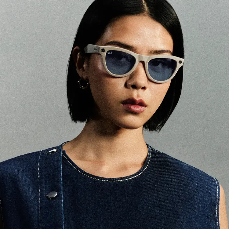 Ray-Ban Meta Skylerグラスをかけたモデル。