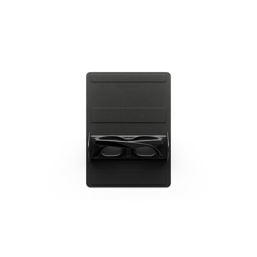 Vue avant de l’étui de chargement noir des lunettes Meta