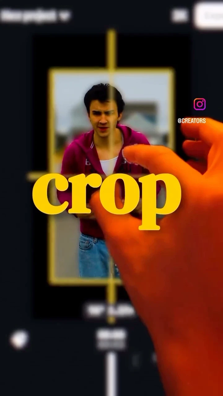 يد تستخدم إيماءة تحريك إصبعين للداخل لاقتصاص مقطع فيديو في تطبيق Instagram Edits