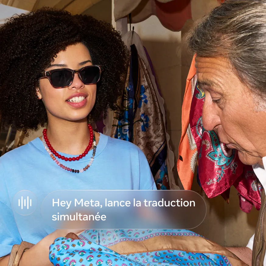 Une personne portant des lunettes Meta utilise la traduction en direct pendant qu’elle parle avec un vendeur dans un marché.