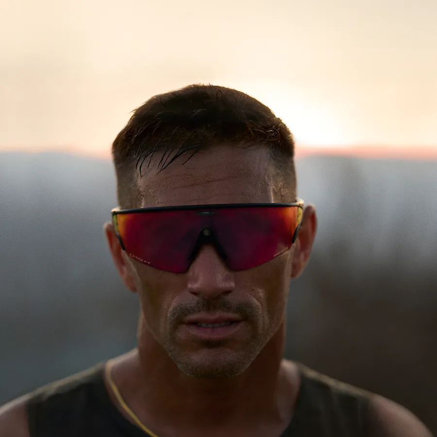 Uomo che indossa gli occhiali Oakley Meta Vanguard con montatura nero opaco e lenti Prizm™ Road.