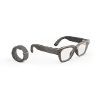 Vy snett från höger på Meta Neural Band i Sand och Meta Ray-Ban Display-glasögon med båge i Sand och glas i Grey Transitions®