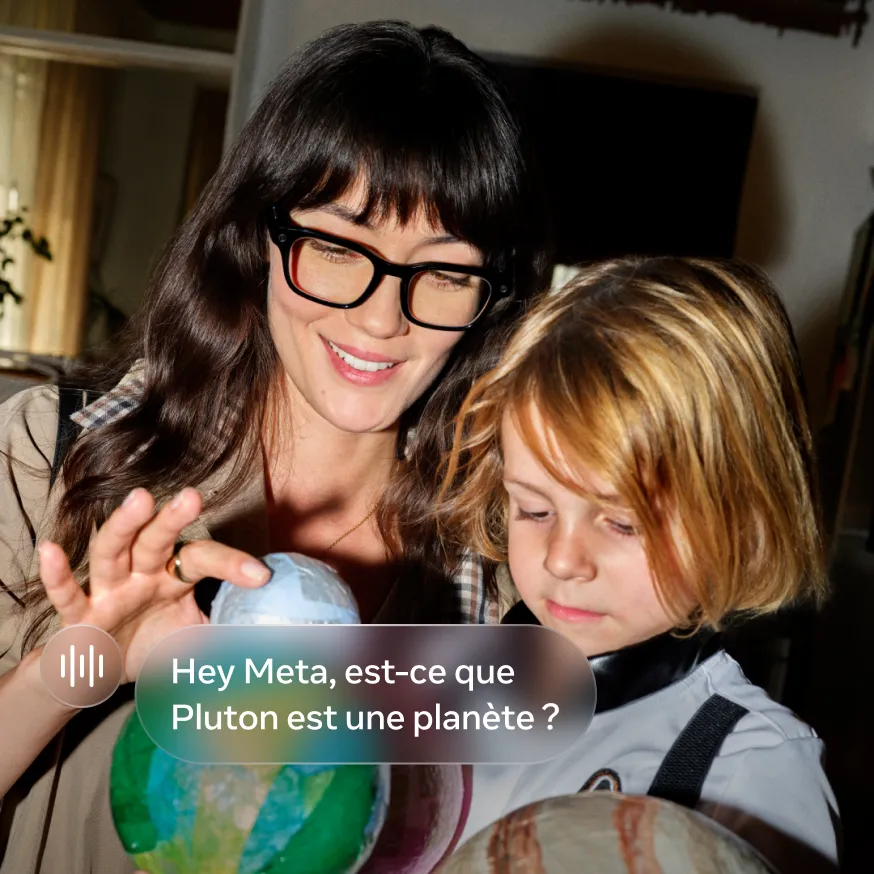 Un parent et un enfant regardent un globe tout en posant une question à Meta AI à l’aide des lunettes Meta.