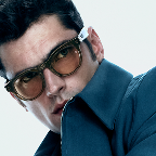 Ein Mann mit einer Ray-Ban Meta Scriber Optics-Brille (Gen 2) mit Gestell in Steinbeige glänzend (transparent) und Gläsern in Klar.