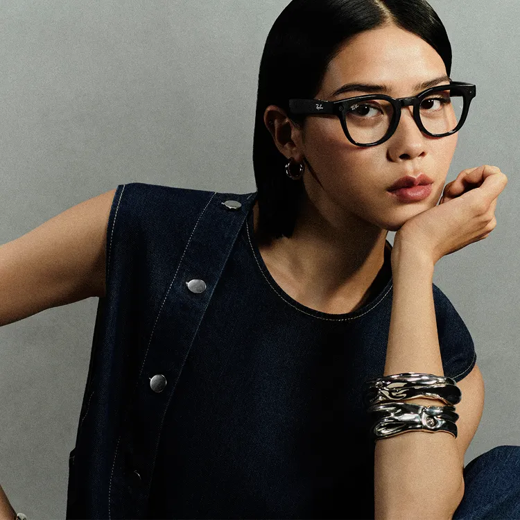 Ray-Ban Meta Scriber Optics (Gen 2) (ソリッドシャイニーブラックのフレーム、クリアレンズ)をかけた女性。