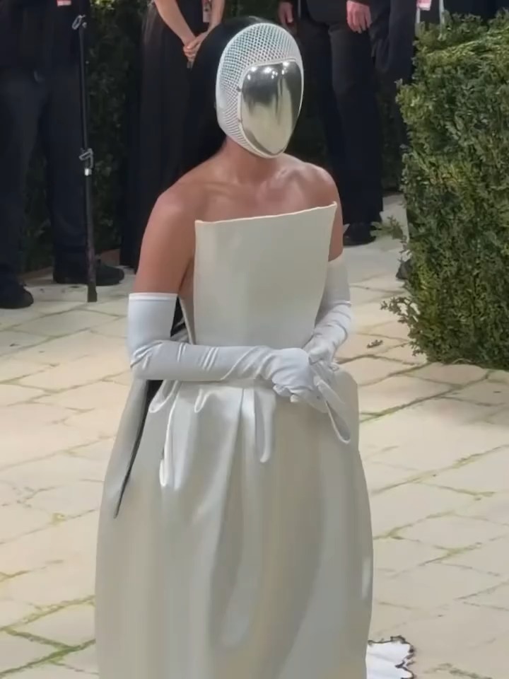 katy perry grey wedding dress Is Katy Perry Engaged? 5 Dream-Worthy Wedding Dresses for Her Pinterest  Board