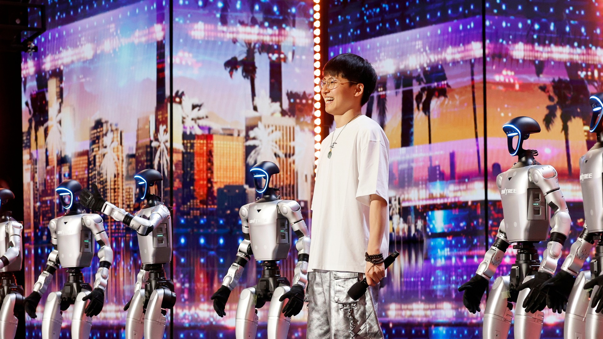 Proof that even robots can find their groove. ?✨ America