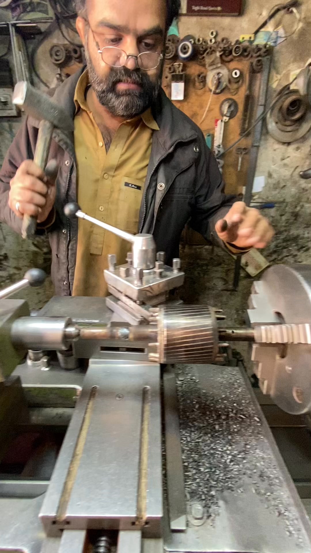 Hammer use in Shaft Balance In lathe chuck | Ibrahim Engineering Works ...