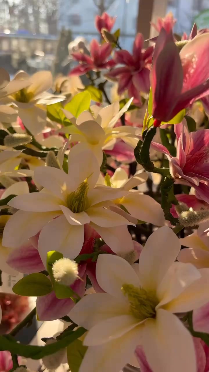 💐🌱Unsere Seidenblumen sind so hochwertig produziert, sie sind mit dem bloßen Auge kaum als künstlich zu erkennen. 🤩 Neben naturgetreuen Seidenblumen führen wir Seidenblumensträuße und Gestecke, sowie