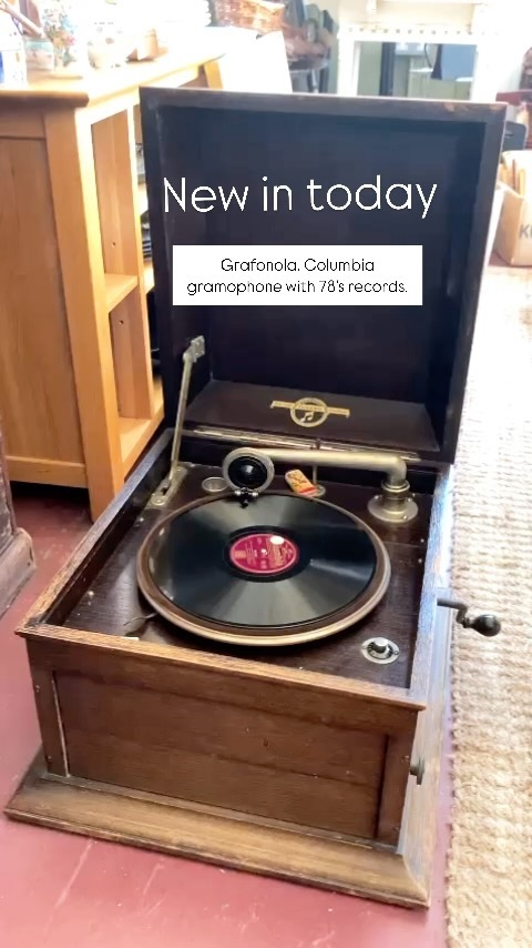 Columbia Grafonola De Luxe plays 78s and 15 1/2 inch discs