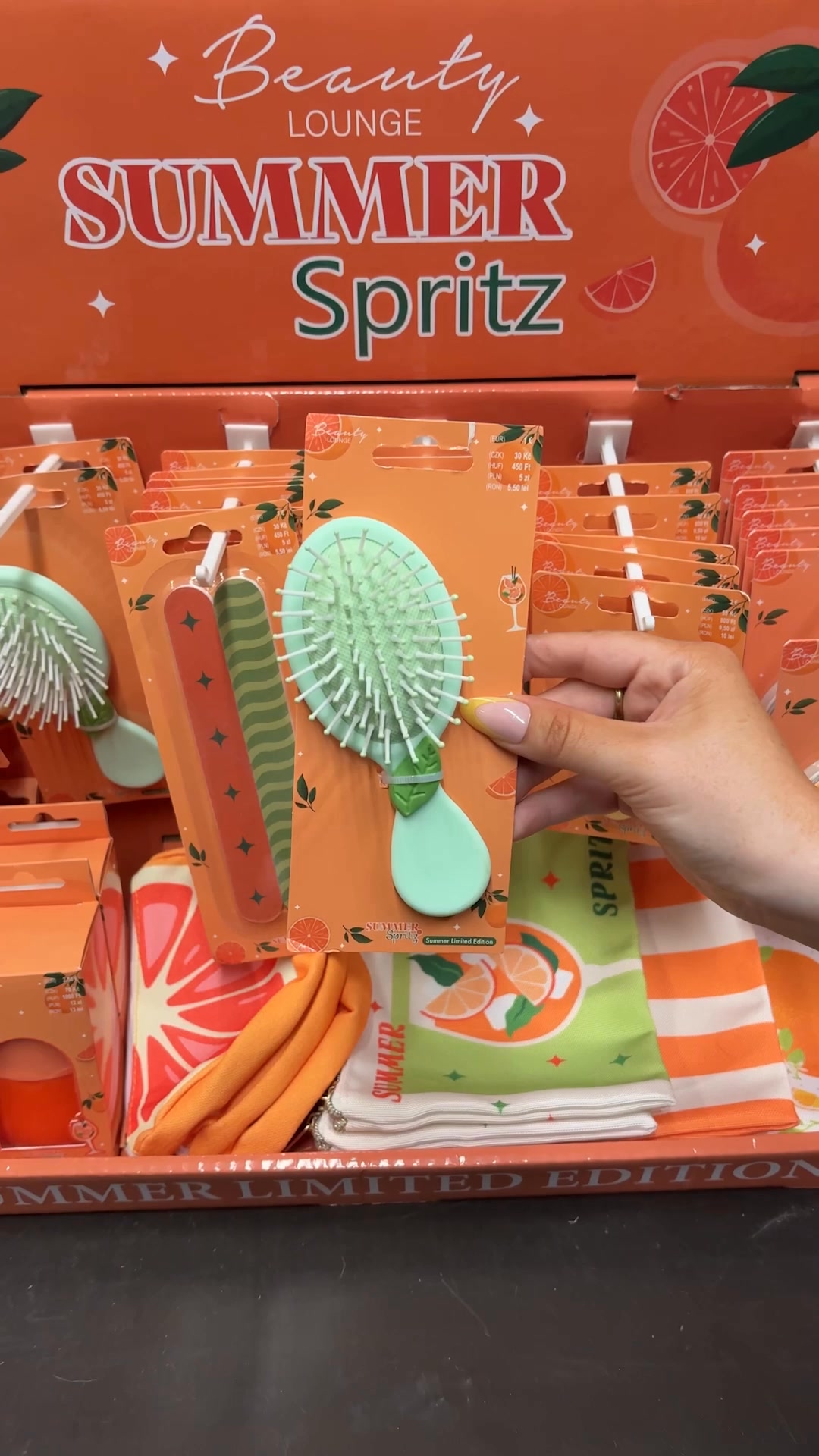 Sommer-Vibes für eure Beauty-Routine! 🍊✨ Spiegel, Wimpernzangen und die süßesten Täschchen im Orange-Spritz Look – wir sind offiziell schockverliebt. Welches Produkt holt ihr euch?