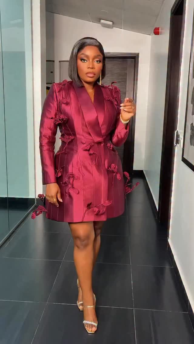 burgundy blazer dress Bisola Aiyeola ‘s floral-detailed for the premiere of #RemiXNneoma is such a fashion-forward corporate serve ✨ Proof that blazer dress can make an ultra-stylish statement in the Black pant Color:Sky/Nude Traditional Shirts Yellow &Orange Bridesmaid Dress button front