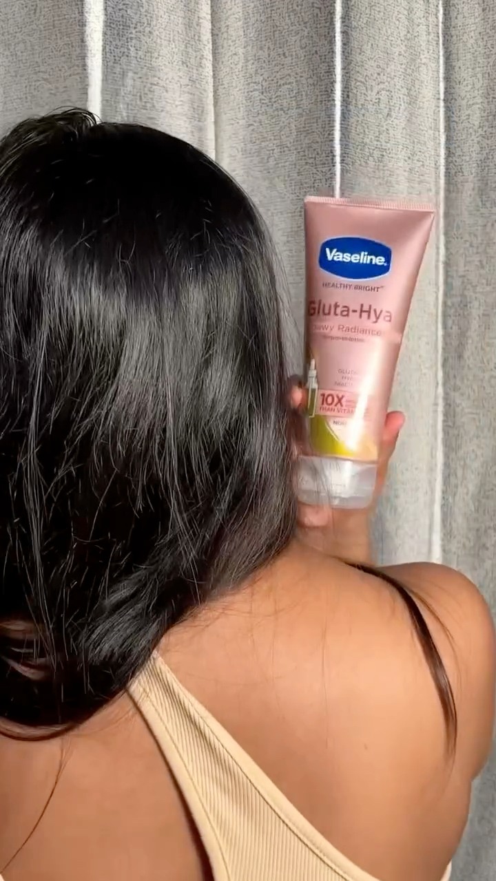 Save this if your body lotion turns sticky by the time you’re out the door. ✨ Indian humidity does not forgive heavy creams!, Vaseline Gluta-Hya Dewy Radiance Body Lotion gives deep hydration with a 