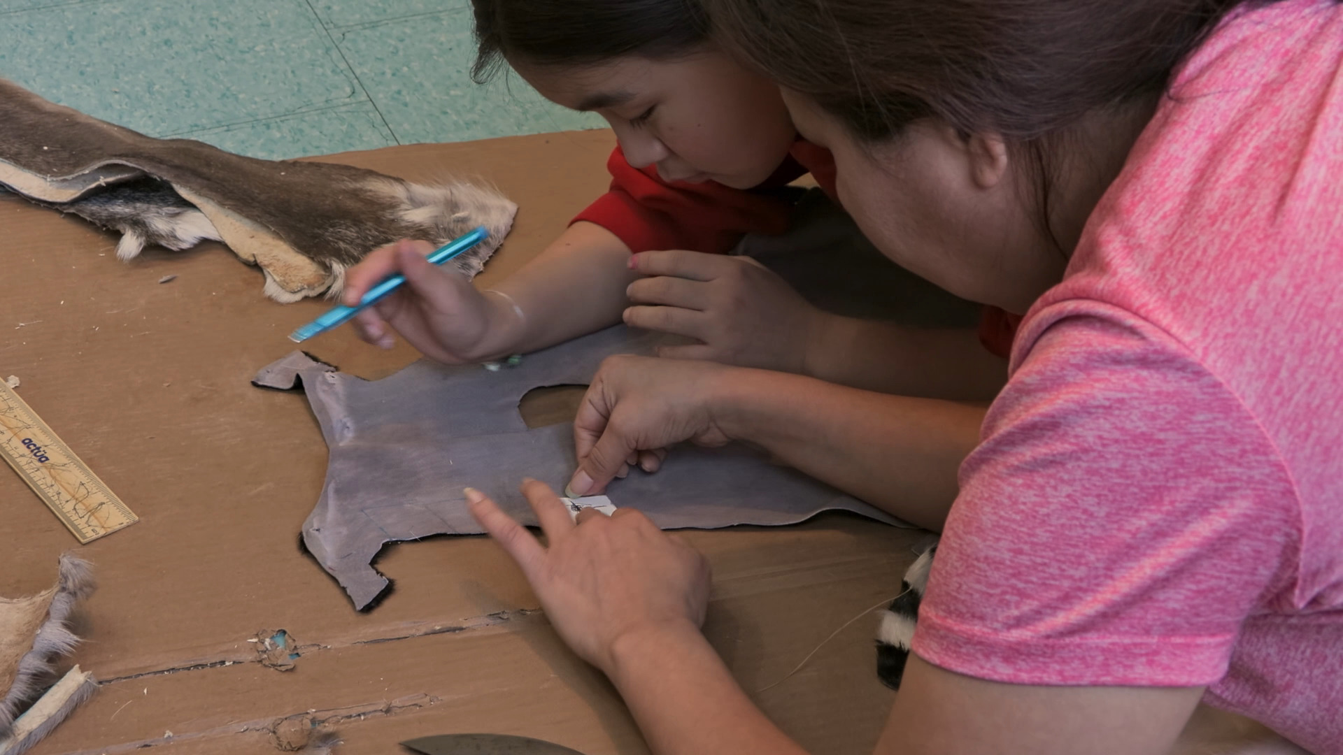 ᓴᓇᔩᑦ Sanajiit (Inuit Makers) is also about intergenerational learning ...
