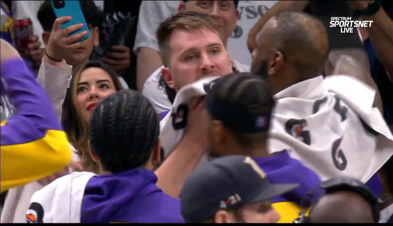 Luka Doncic gets standing ovation from the Mavericks fans. Dropping 45 ...