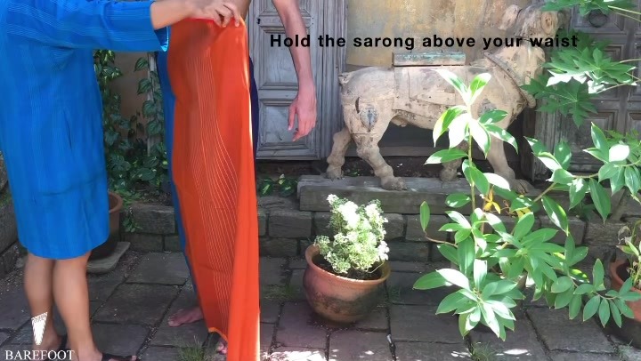 Quick and easy 🌿 Here’s another simple tutorial on how to wear a sarong ...
