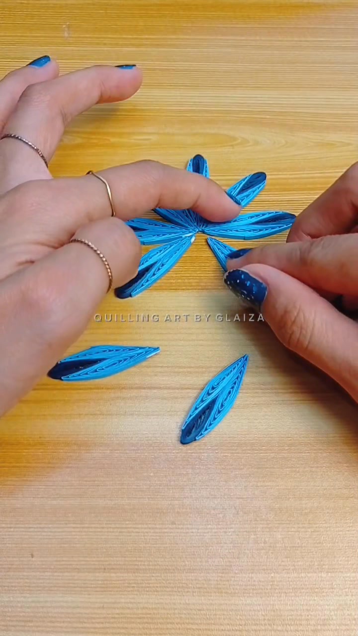 🌸 Comb it. Curl it. Create it. Each petal of this quilled flower was ...