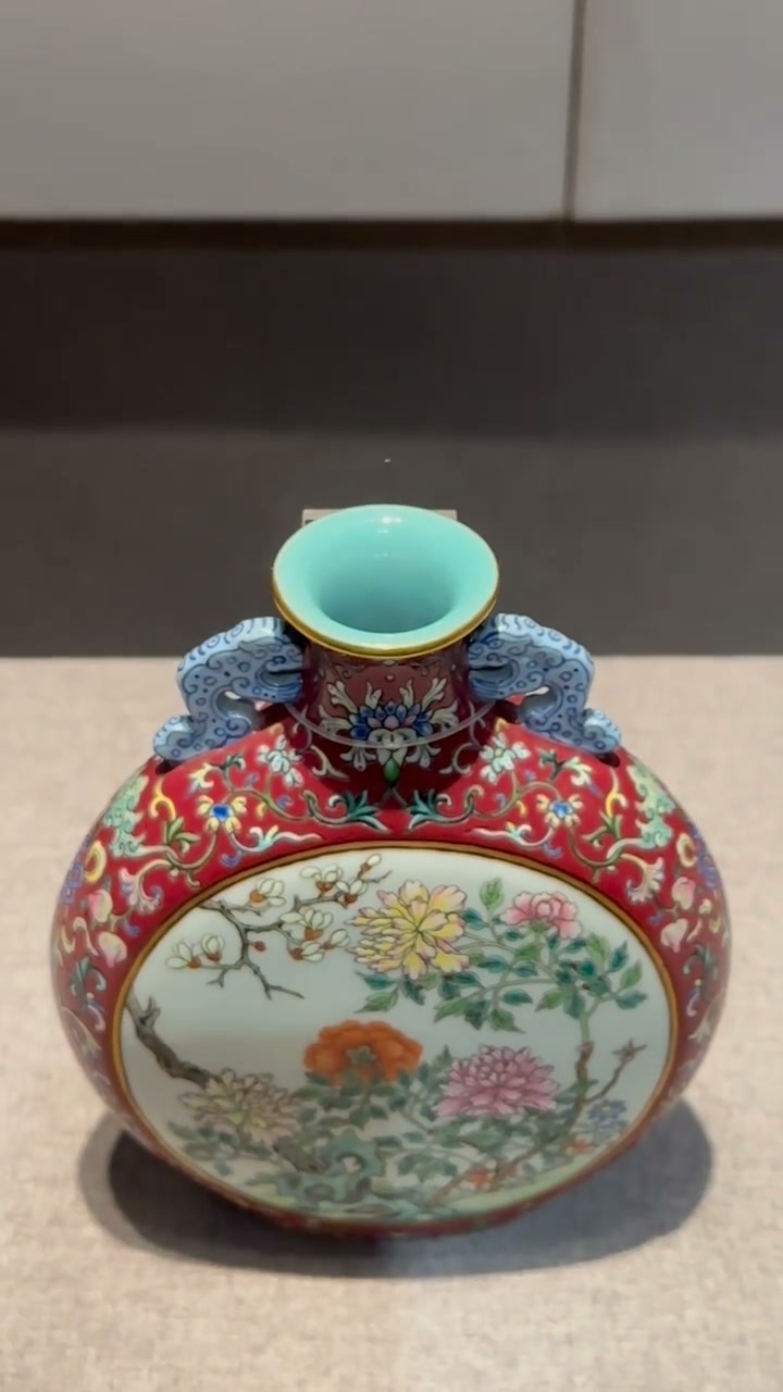 清乾隆黄地青花穿花龙纹天球瓶真的有瓷艺巅峰的帝王气概！ | 何经理