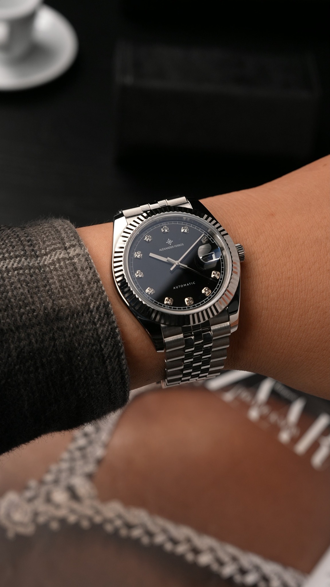 The design of the Alexander Ferros 8132S/01 carries an iconic