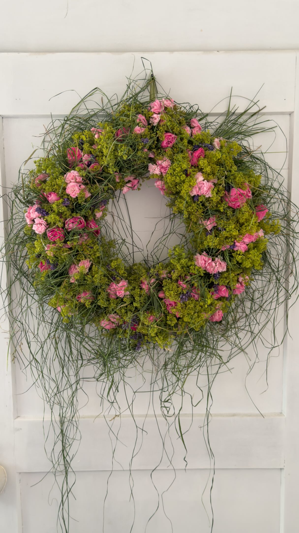 So wirkt ein Sommerkranz sofort üppig und romantisch 🌸❤️, Alles, was ihr hier seht, wächst bei uns im Garten. 🫶🏻, Frauenmantel, Fairyrosen, Lavendel und langes Gras, das an einer Stelle wächst, die