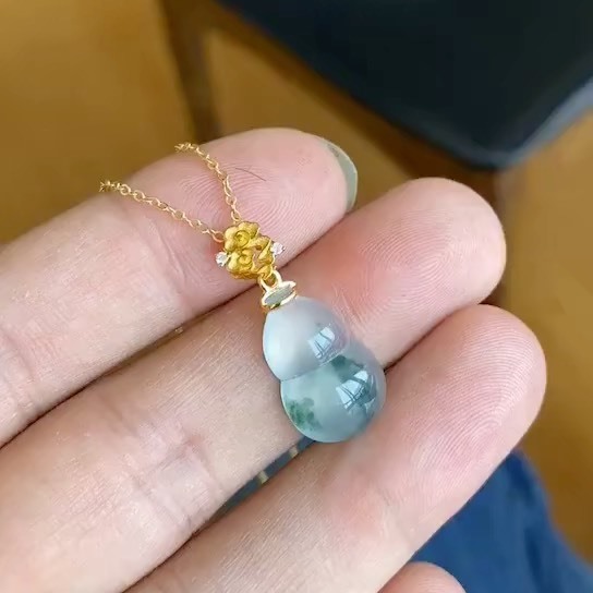 翡翠】高冰飄花葫蘆，18k金鑽石完美品相，尺寸：26.5*12*5.8mm，售價