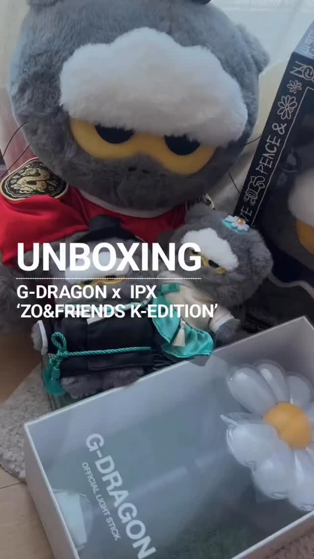 G-Dragon unboxes T.O.P's new album Top Spot - Another Dimension