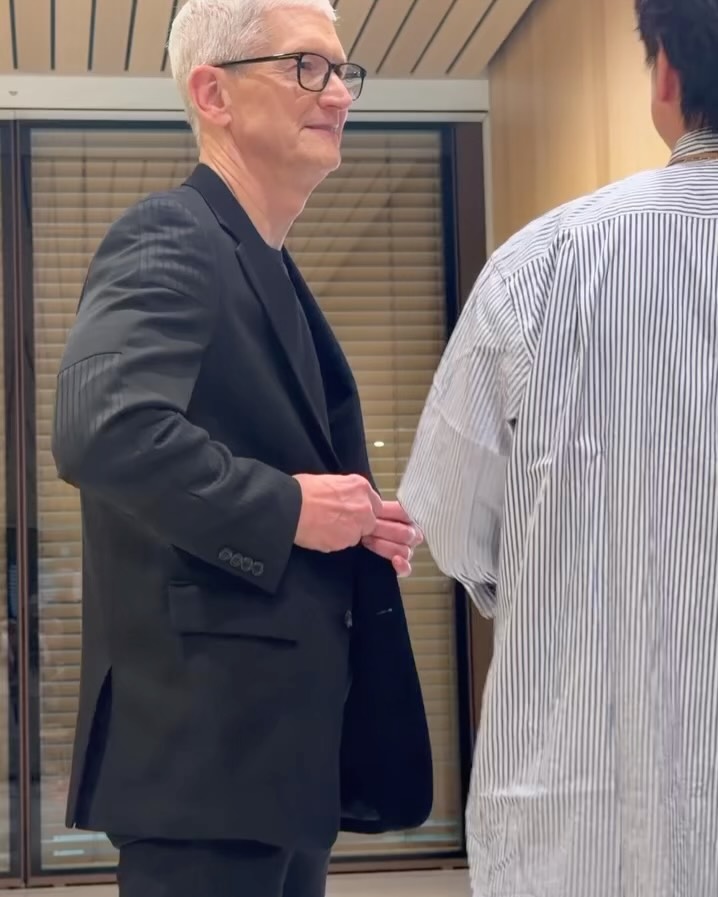 Apple CEO Tim Cook pulled up to the reopening of Apple Ginza in
