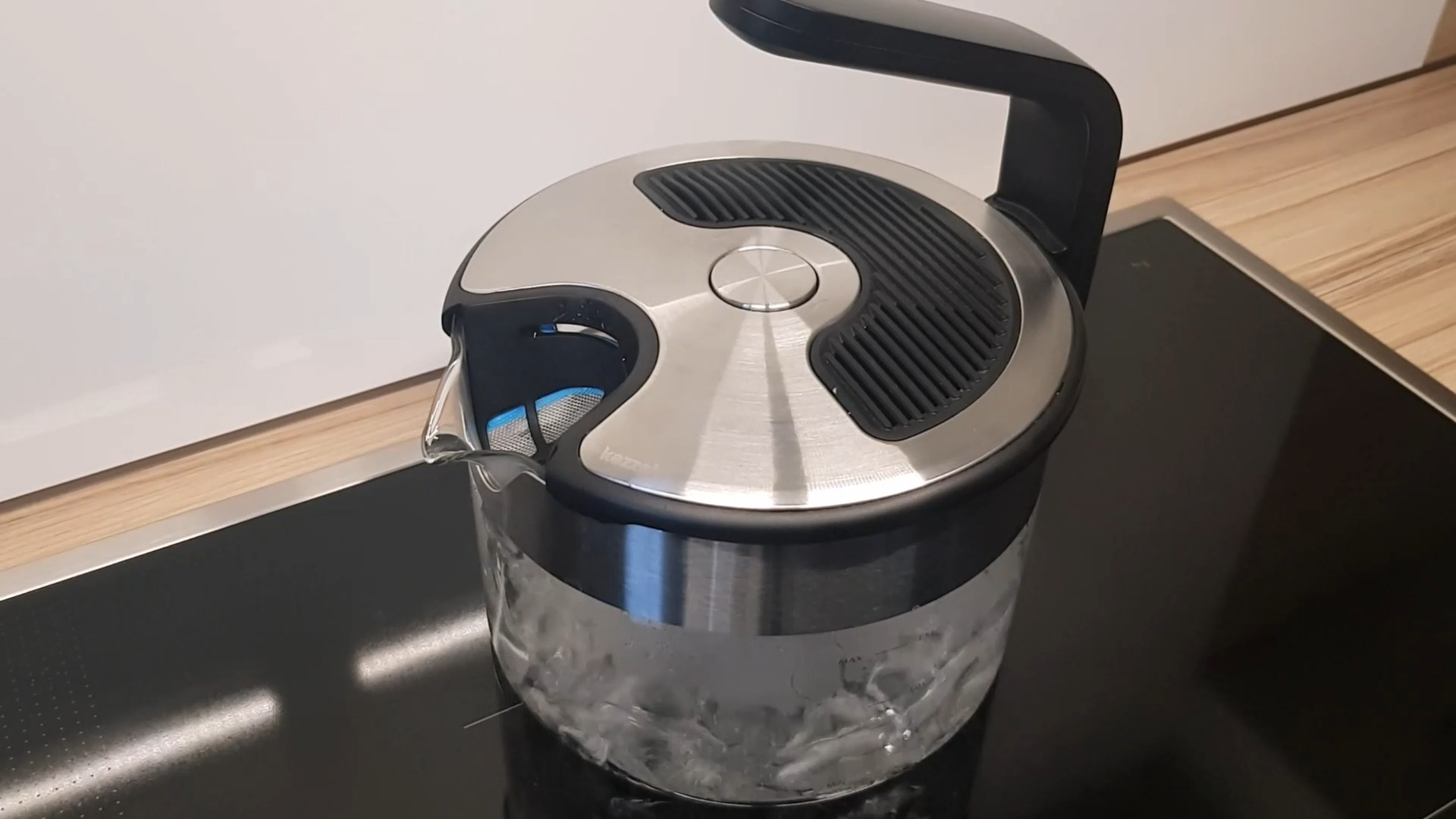 JETZT auch bei uns in unserer Boutique in Castrop-Rauxel ❤, Kezzel ist der innovative Wasserkocher 💧 mit automatischer Ausschaltfunktion für Induktionsherde. Die Besonderheit, dass Kezzel automatisch