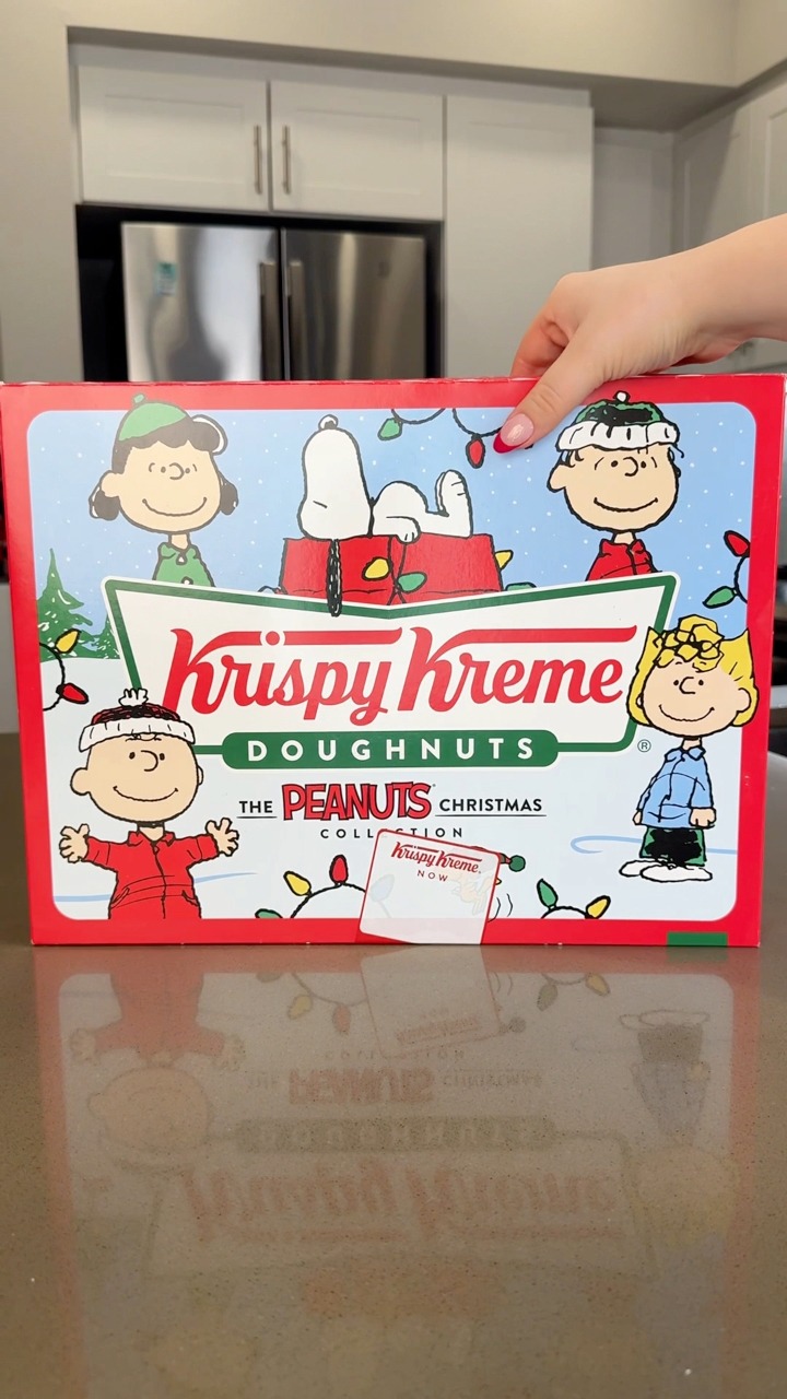 スヌーピー Ian K visits Krispy Kreme® to give their New Peanuts Christmas