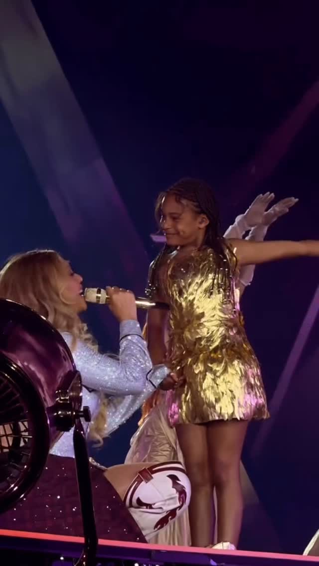 Beyoncé singing directly to Rumi on stage whilst Blue dances behind ...