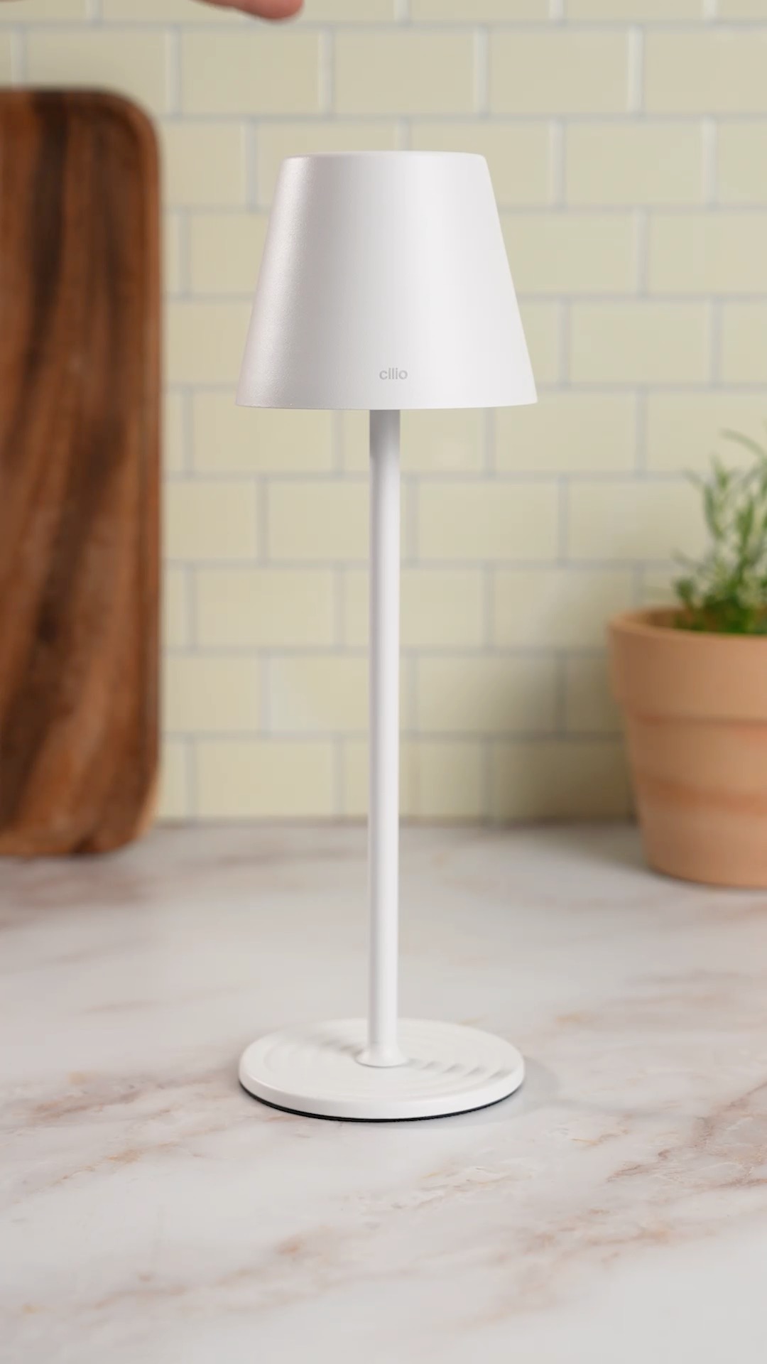 Stimmungsvoll wie ein Sonnenaufgang. 🌅, Die LED-Tischlampe SOLE von cilio zaubert ein schönes Ambiente im Wohn-, Schlaf- oder Arbeitszimmer. ✨, Unter folgenden Links findet ihr alle Details zu den
