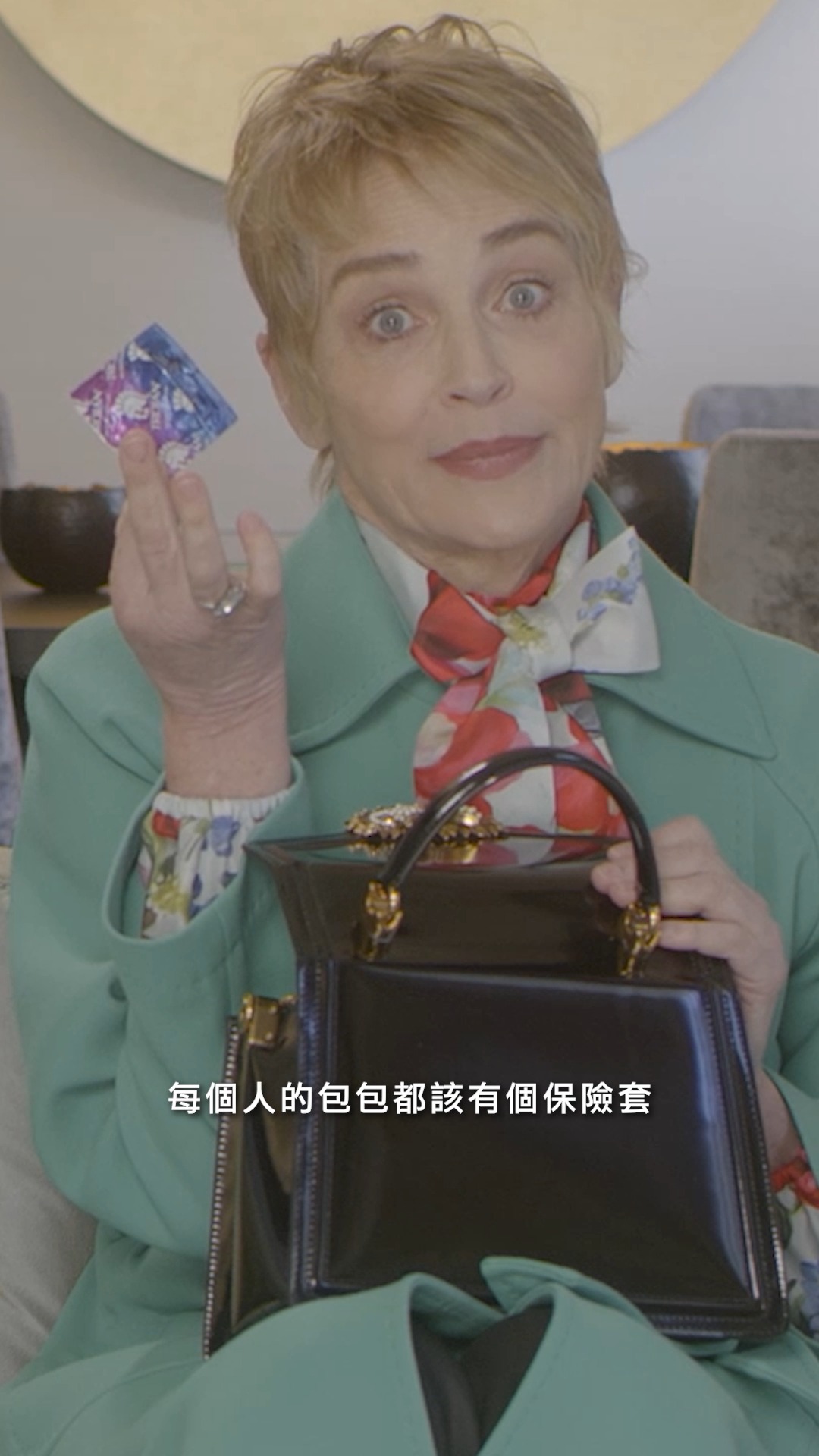 莎朗史東 Sharon Stone 67 歲生日快樂！私底下的她不僅畫畫、運動，還時常在社群上分享滿滿的正能量。回顧這位國際級的巨星演員，包裡 ...