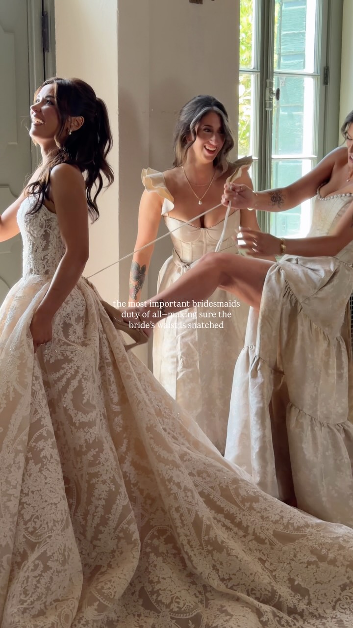 Bridesmaids Lacing Bride's Wedding Dress for Snatched Waist Moment