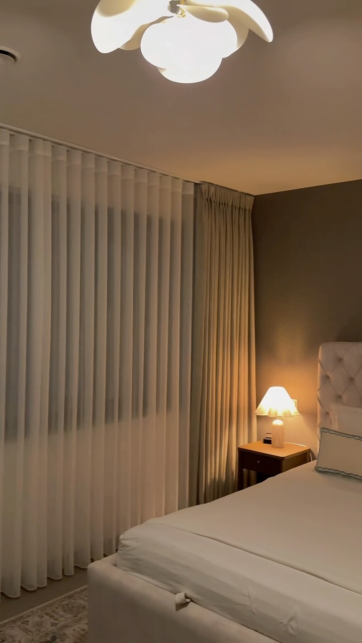 ✨ Wellengardinen mit Seitenschals – für ein Schlafzimmer zum Wohlfühlen ✨, Die leichten Wellengardinen schaffen eine ruhige, elegante Atmosphäre, während die Seitenschals das Fenster stilvoll