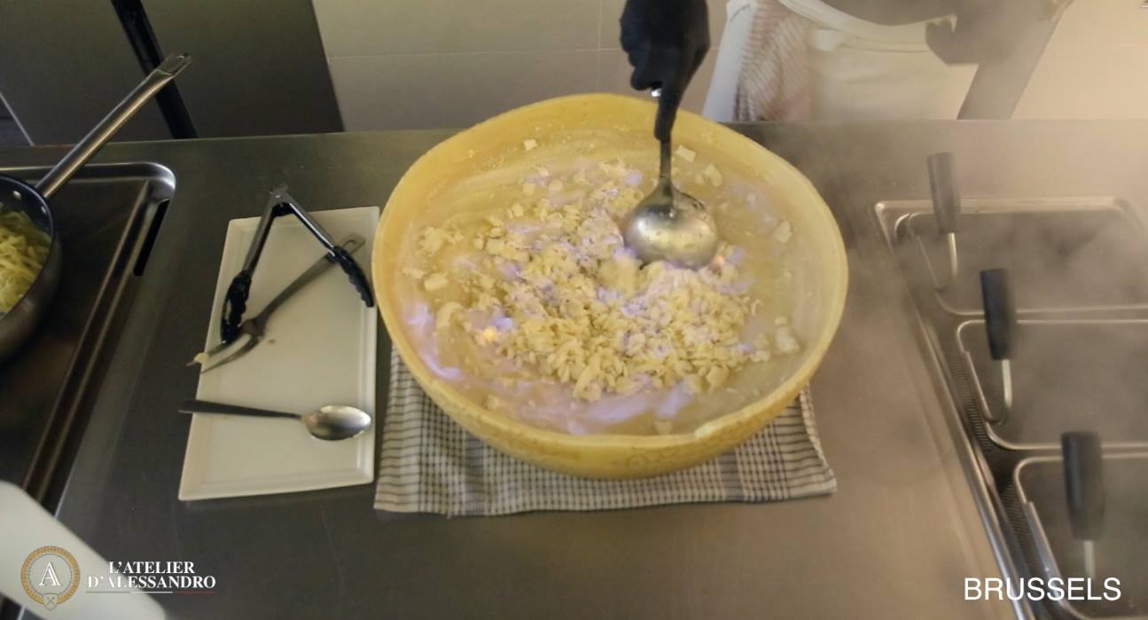 Pate Flambee Dans Une Meule De Parmesan Recette