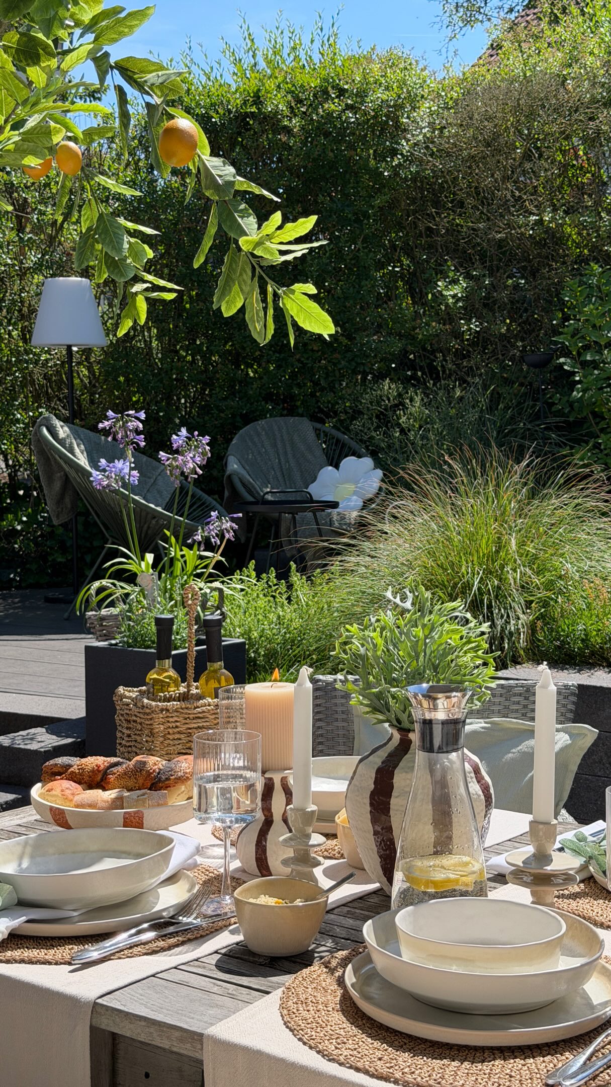 Grillen, gutes Essen und gemeinsame Zeit mit geliebten Menschen.☀️ Was will man mehr? Unser Geschirr-Set Yora sorgt dabei für ein harmonisches Tischbild.🍽️🤍, ., ., ., #depot #depot_online #Grillzeit