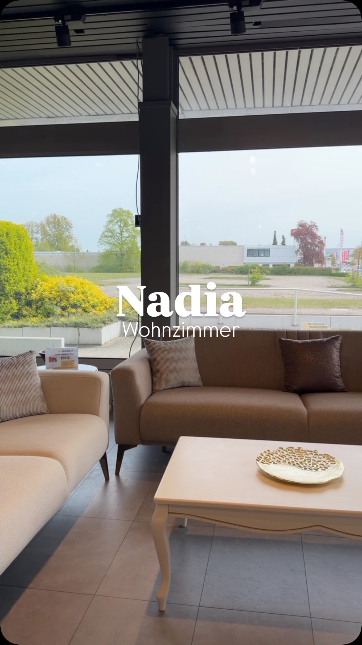 🛋️ Nadia Sofa-Set — , Eleganz für Ihr Wohnzimmer!, Sanfte Linien, hochwertiger Stoff , und ein Komfort, den man , einfach spüren muss. , Das Nadia lädt ein — , zum Entspannen, zum Genießen, , zum