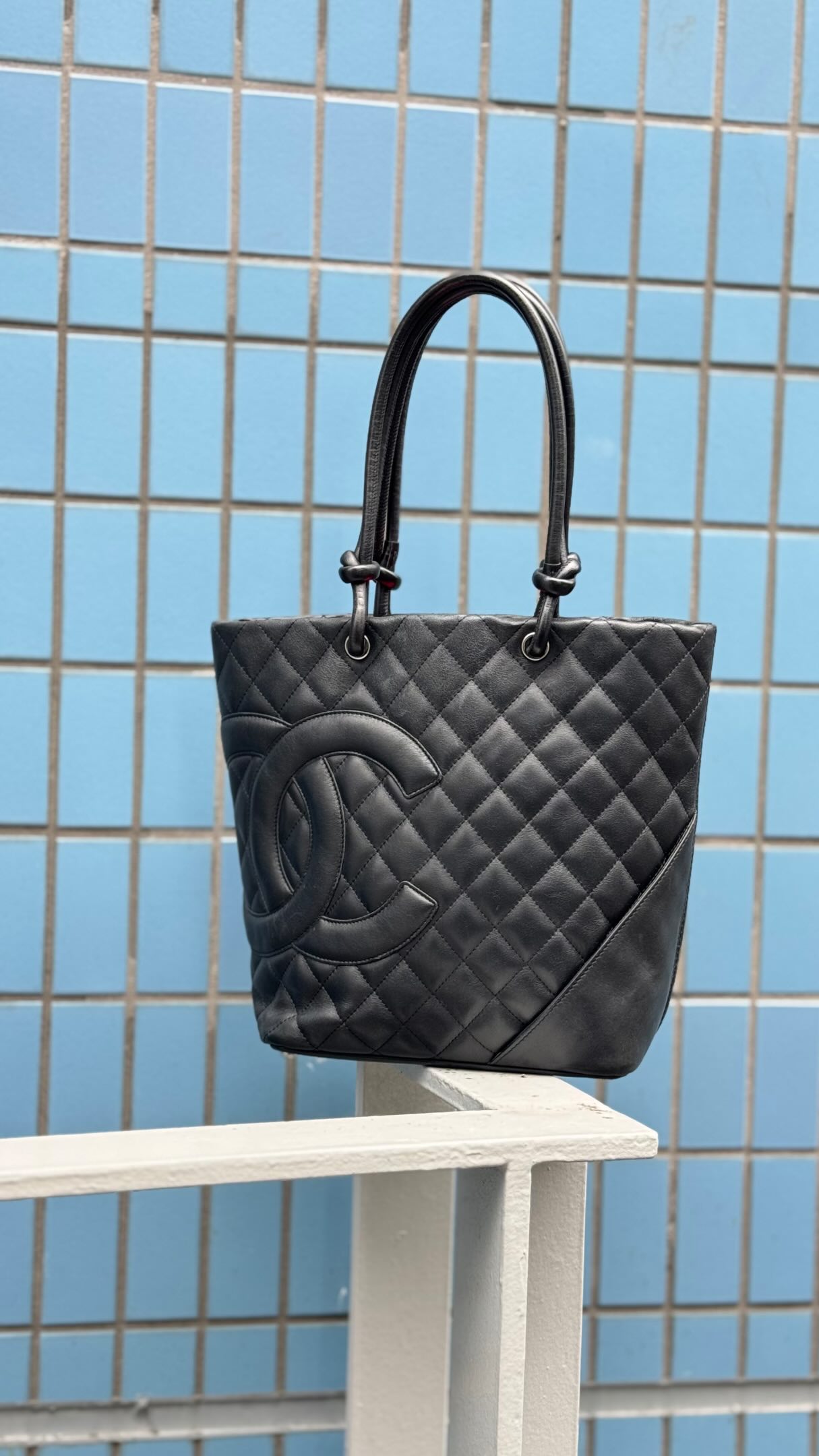 期間限定特別出品 CHANELのロゴがついたブックエンドを曲げたオブジェ