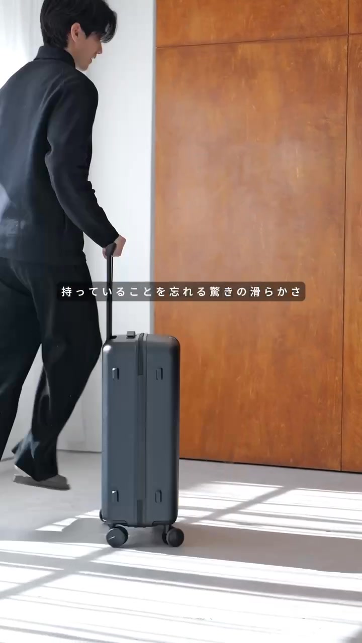 シンプルさと業界最高水準の機能性を持ち合わせたエッセンシャルスーツ