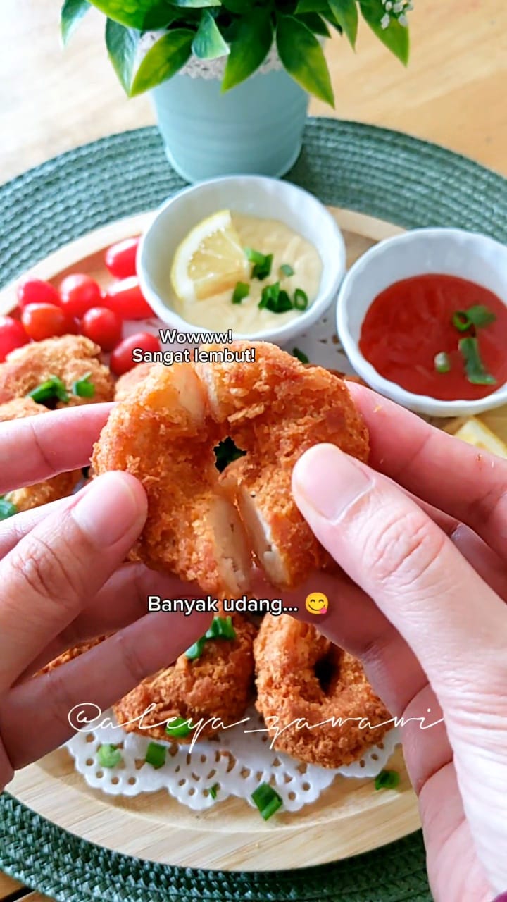 Gulung2, makan2 dan enjoy😍 Bau diaa pun dah buat orang lapar.. 🤤 Sosej ...