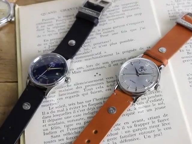 電池交換がいらない自動巻き腕時計。 秒針がスーッと動く所もカッコ