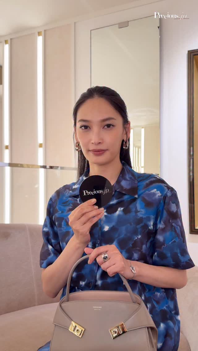 FERRAGAMO（フェラガモ）のアイコンバッグ「HUG」に、新たなスタイル