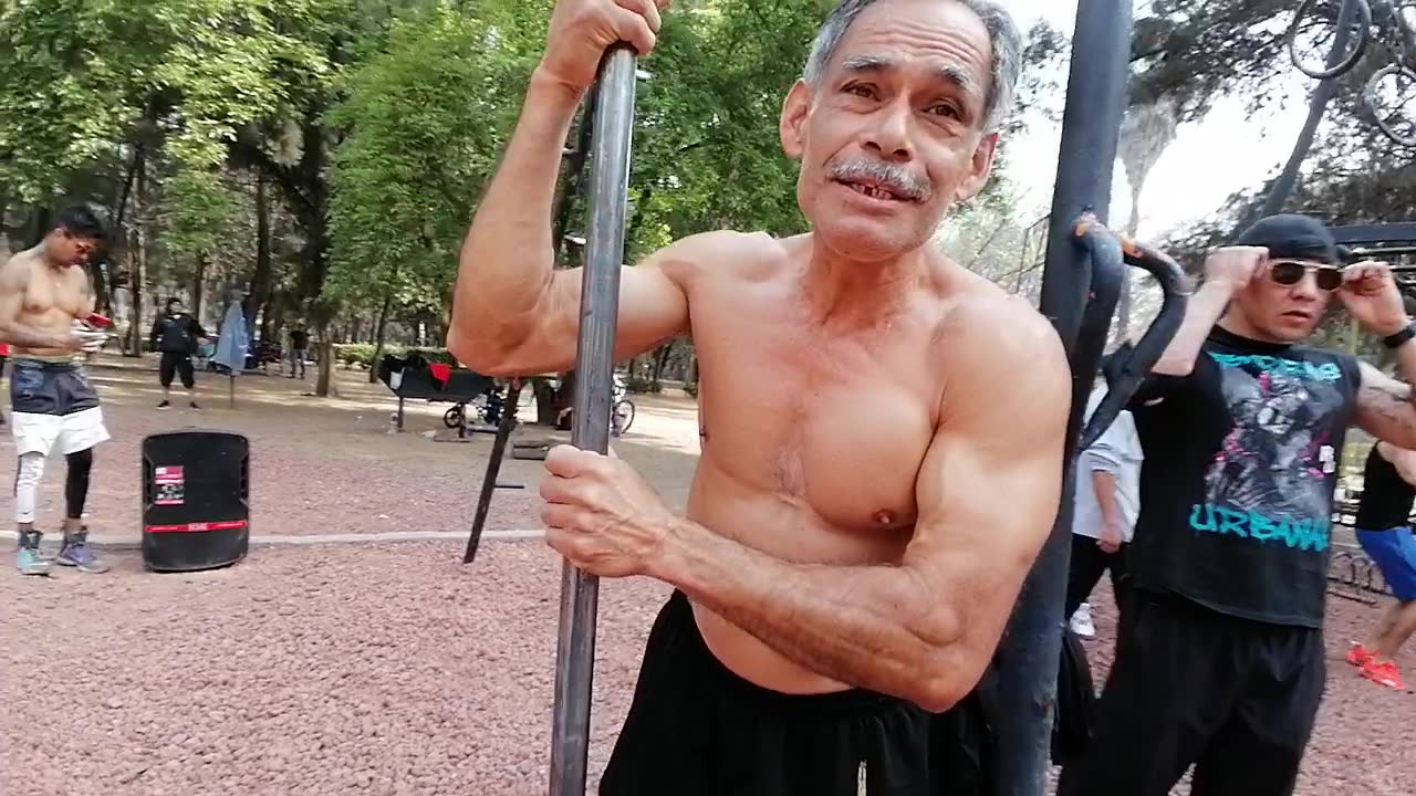 Maestro roshi con un gran físico nos demuestra que la edad no es un ...
