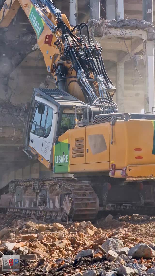 Liebherr R 960 demolition Libare #liebherrr960demolition #abbruch