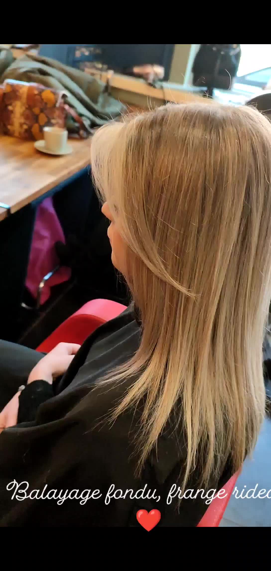 Carré Blond Avec Frange Rideau