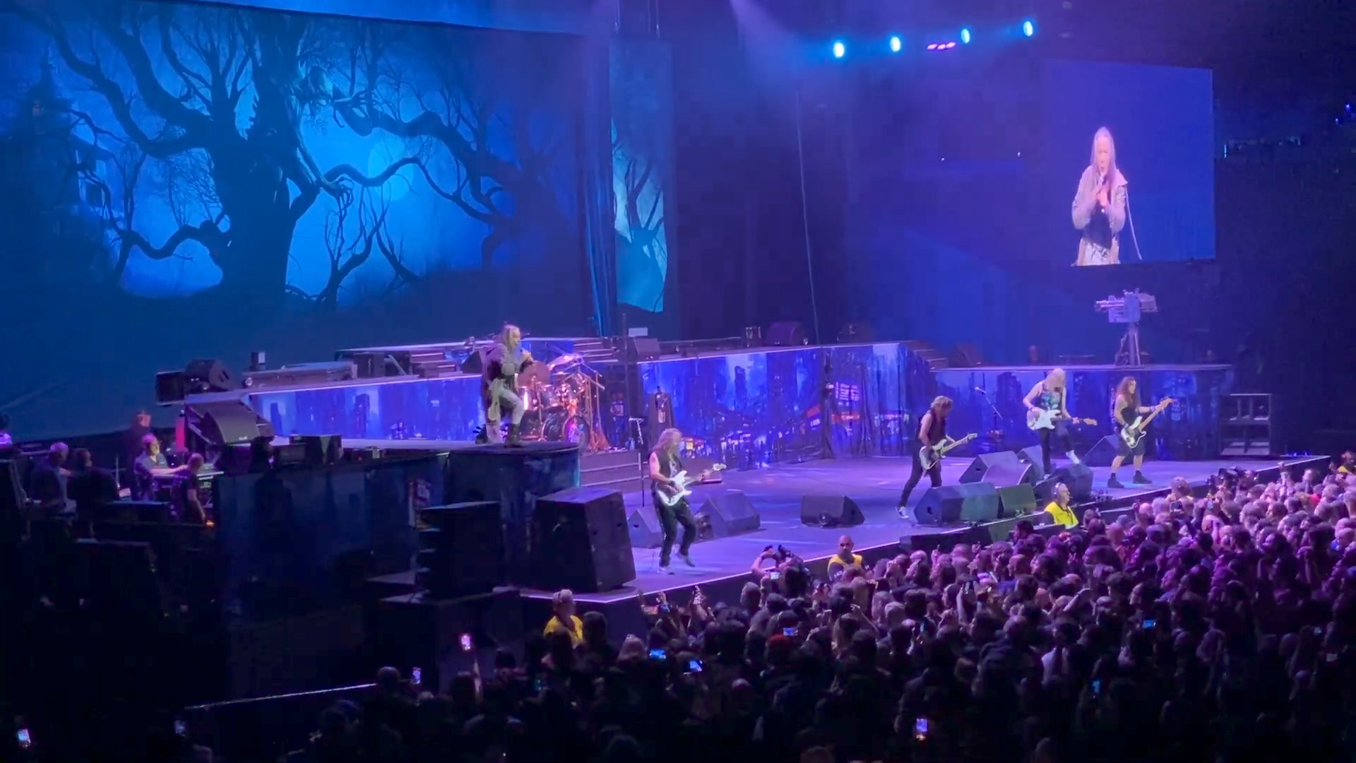 Iron Maiden performs 'Fear of the Dark' LIVE in RAC Arena Perth ...