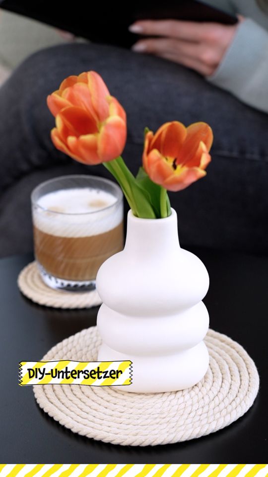 So wirken eure TEDi-Vasen noch hübscher! 🌷✨ , 🛒 Ihr braucht: , Dickes Garn, Heißkleber , 🪢 Schnappt euch das Garn und rollt es testweise auf die gewünschte Vasengröße auf. , ✂️ Kürzt es dann auf die