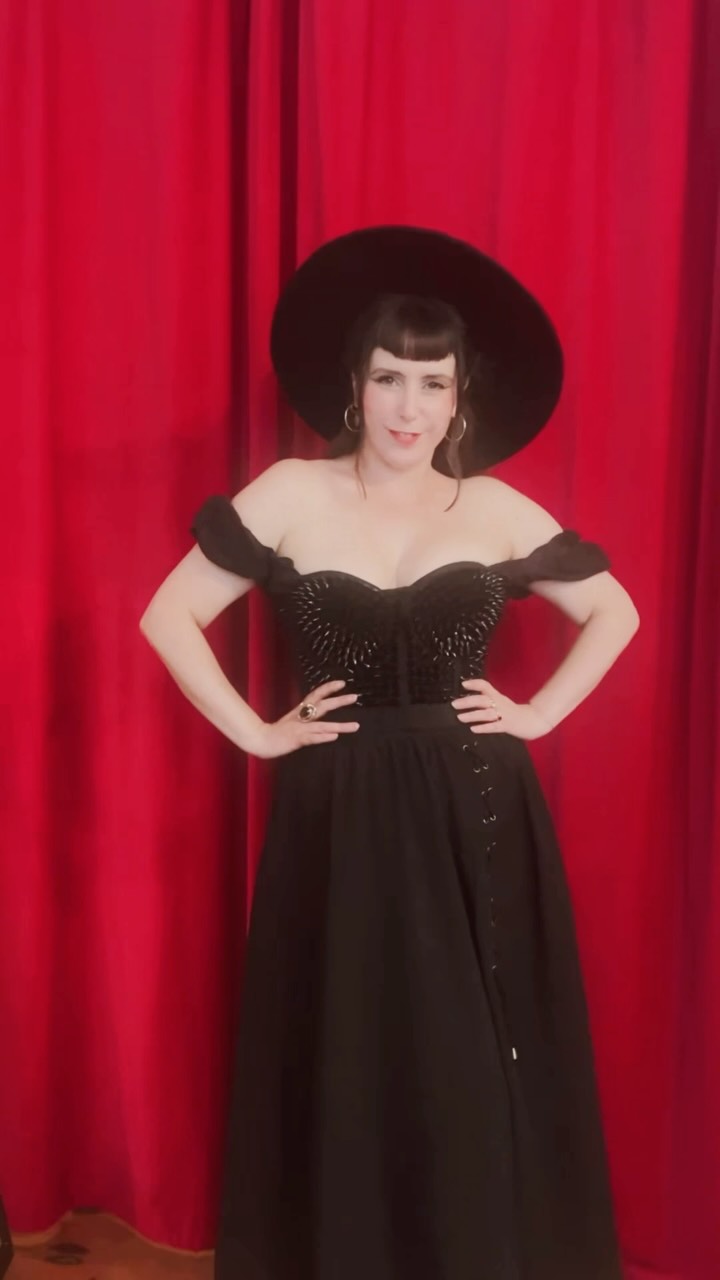 I need somewhere to where this outfit. I love it so much 🖤 the black spiked Xenia Top is surprisingly versatile & I adore the look of it layered over the Hollows Shirred Top & paired with the Haven 