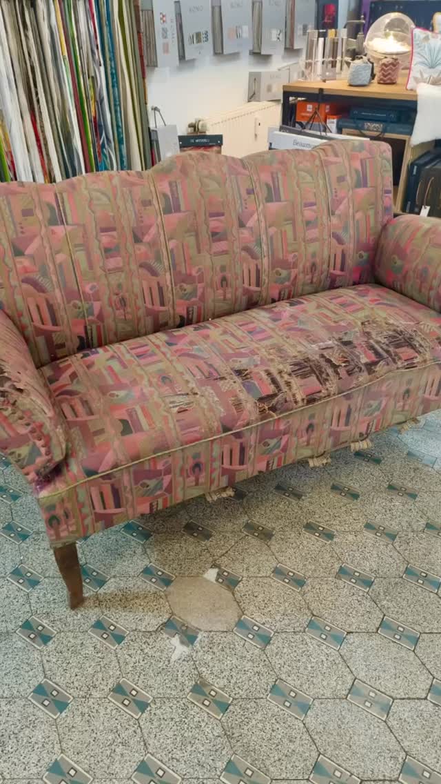 Aus unserem Fundus: dieses Friesensofa machen wir wieder fit!, Wir haben das alte Material komplett bis auf das Holzgestell entfernt und das Sofa wieder neu aufgebaut: Unterfederung, Federkern,